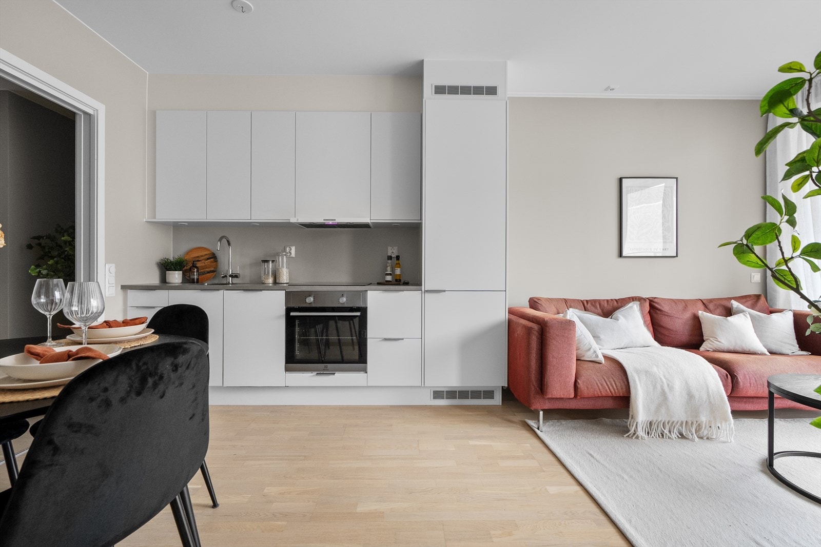 Kjøkkenet er praktisk utformet med en funksjonell og arealeffektiv layout. Galleribilde