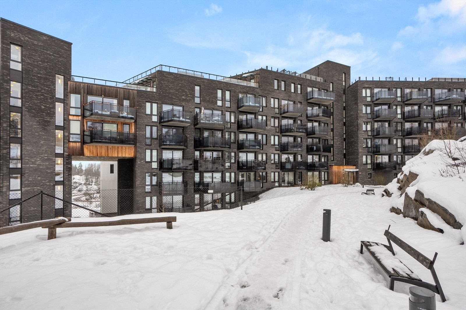 Bygget fra 2021 har en moderne fasade forblendet med teglstein. Galleribilde