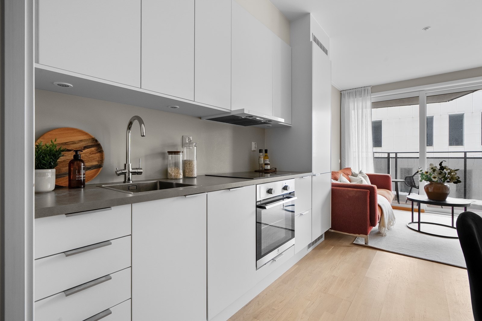 Benkeplaten i laminat gir en slitesterk og praktisk arbeidsflate. Galleribilde