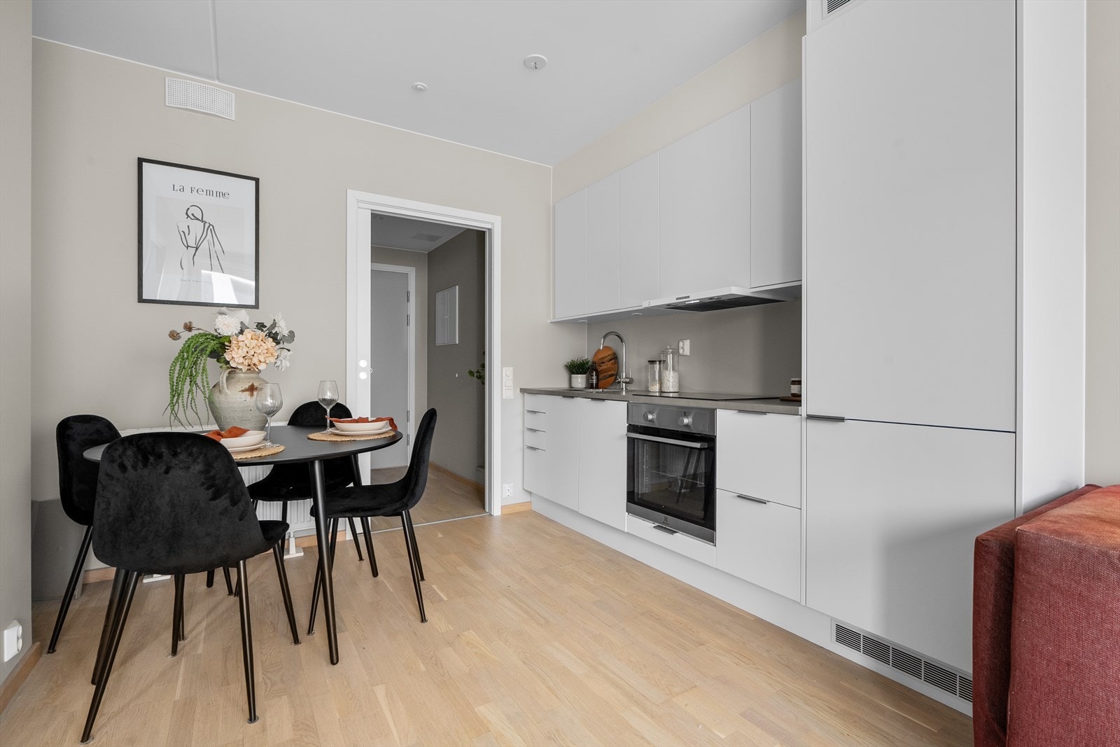 Kjøkkeninnredningen har et stilrent uttrykk med glatte fronter og god skapplass. Galleribilde