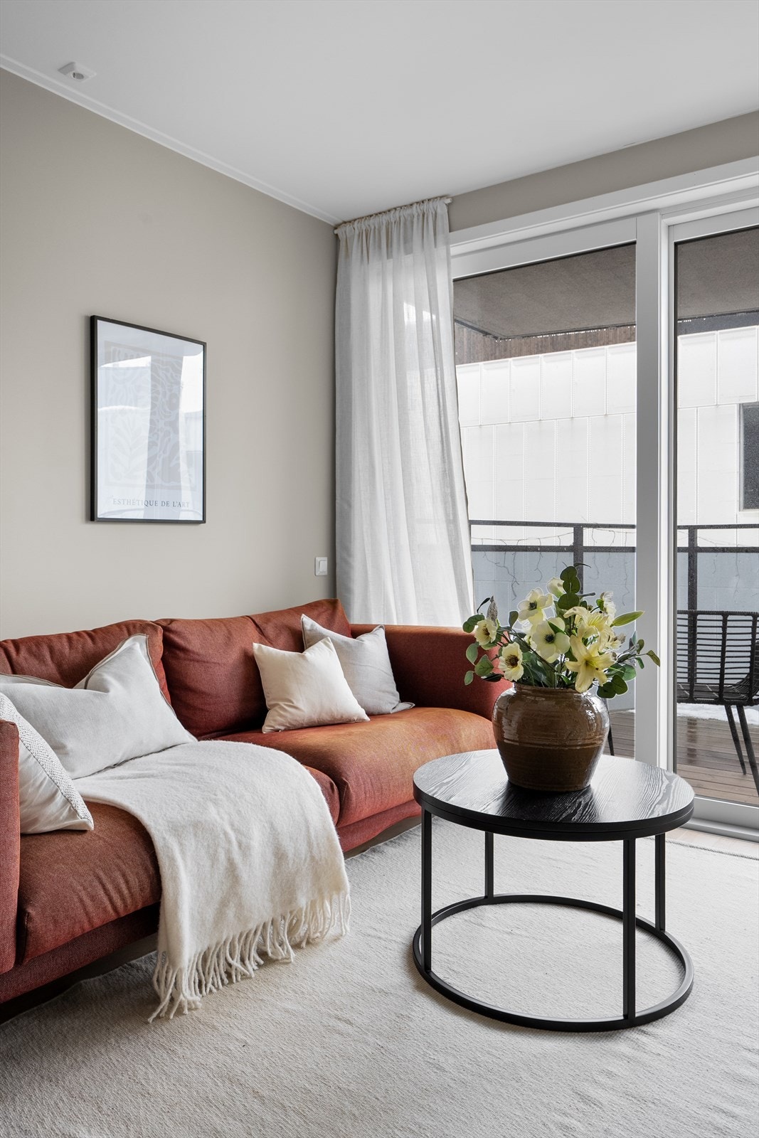 Store vindusflater med 3-lags glass gir godt med lys og god isolasjon. Galleribilde