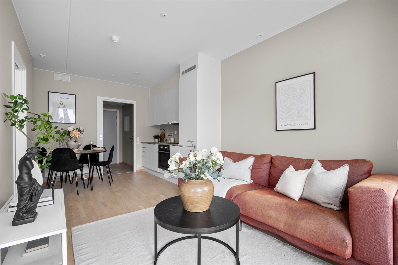 Gjennomgående parkett og en takhøyde på ca. 2,58 meter skaper en luftig atmosfære. Galleribilde