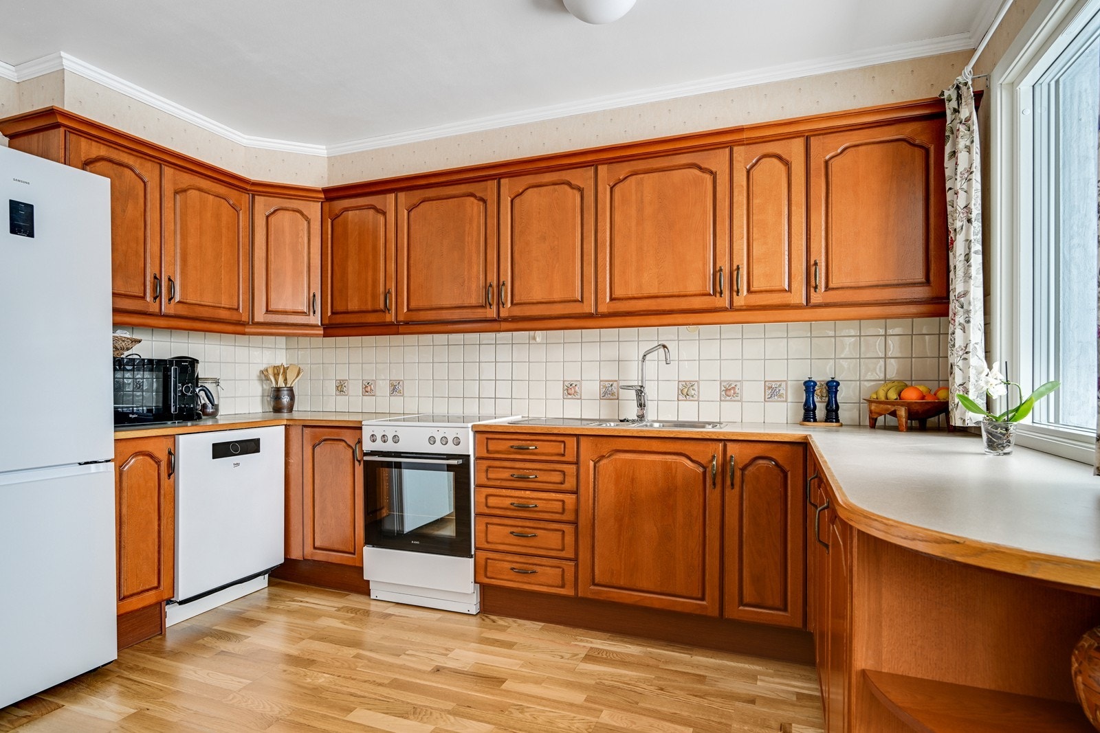 Ny komfyr og oppvaskmaskin på kjøkken medfølger. Galleribilde