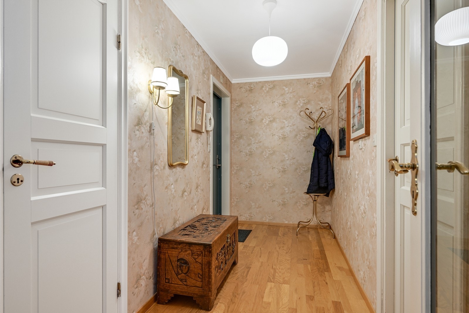 Entré med inngangsdør. Galleribilde