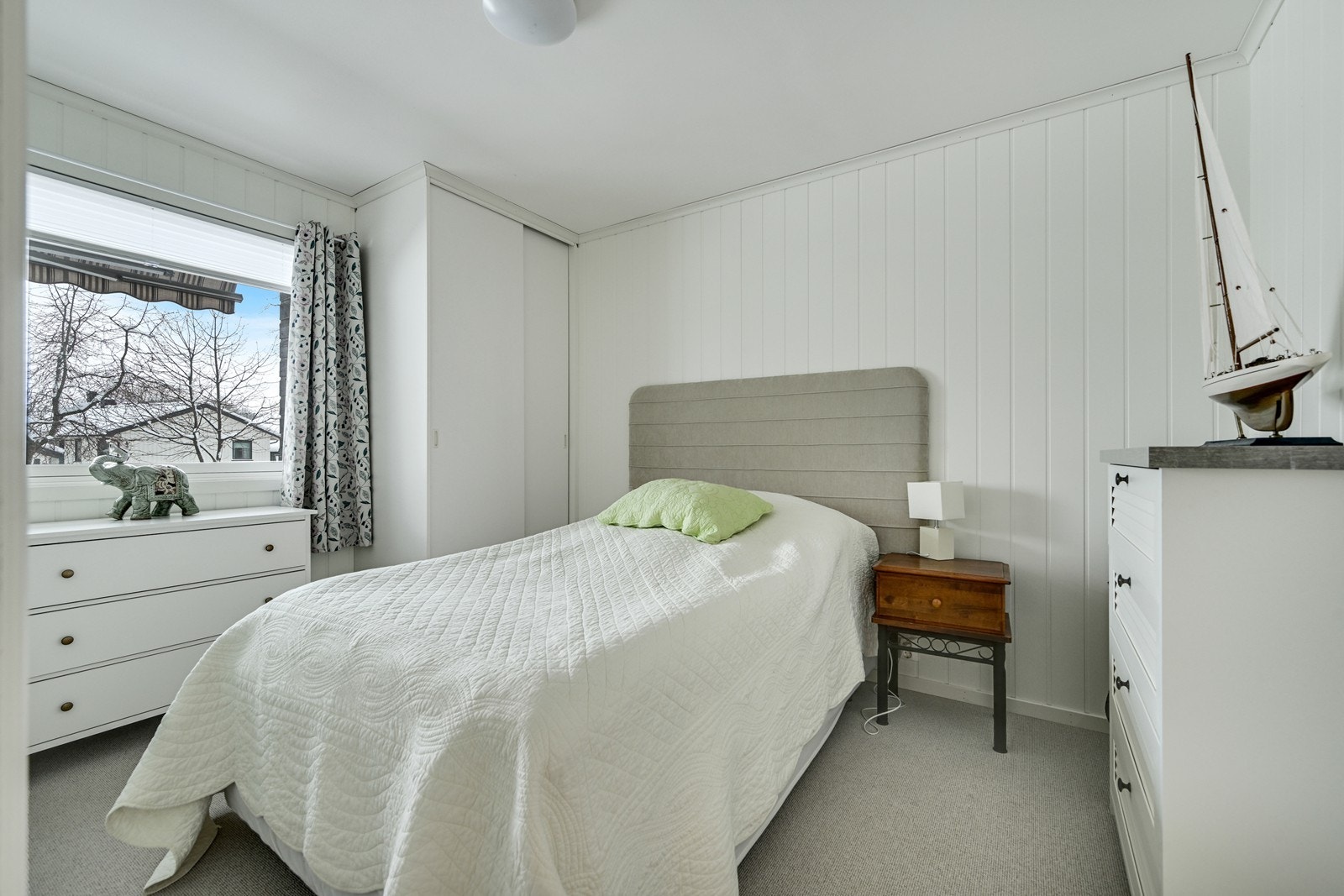 Hovedsoverom med vindu mot vest og adkomst til eget bad. Galleribilde