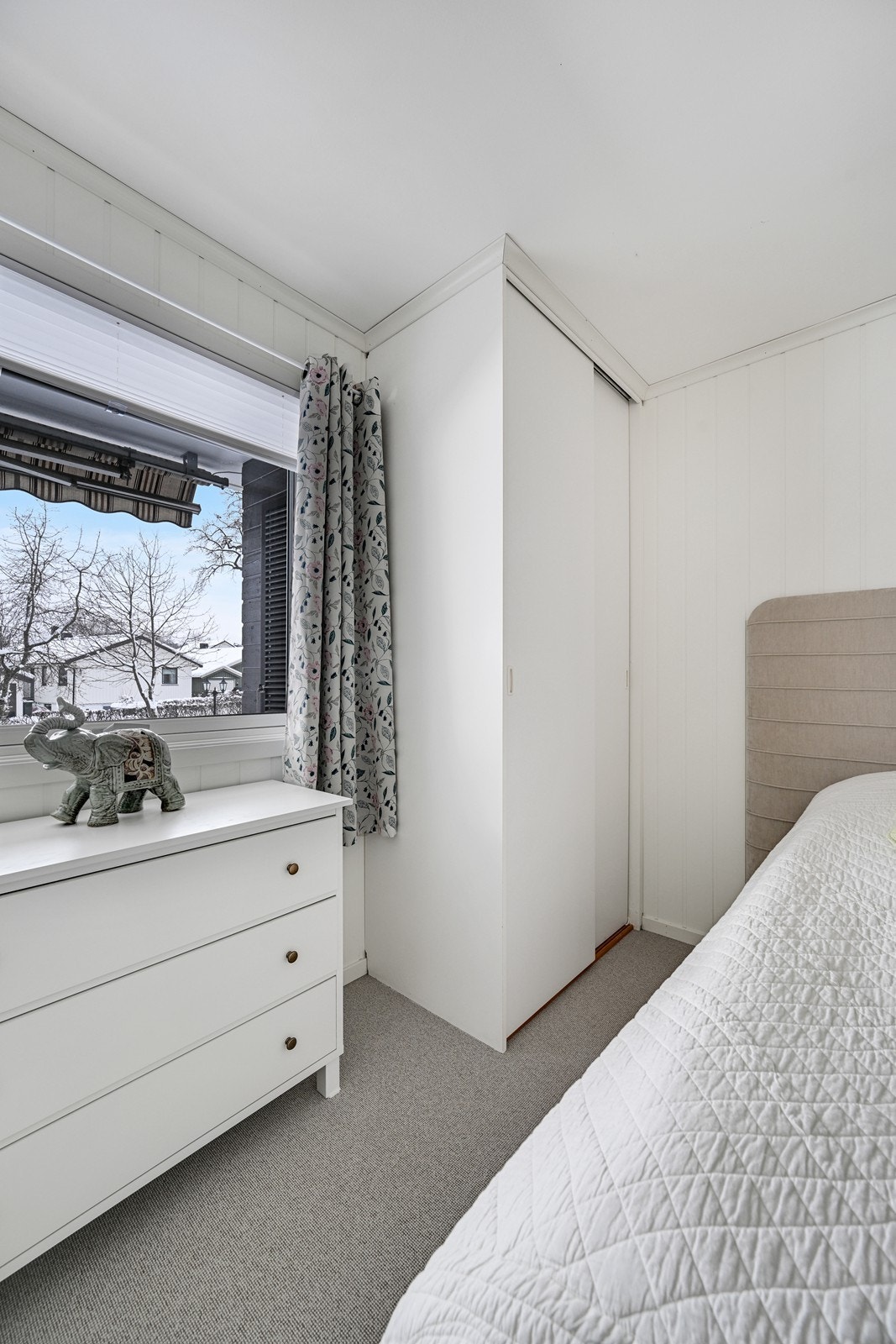 Hovedsoverom med skyvedørsgarderobe. Galleribilde