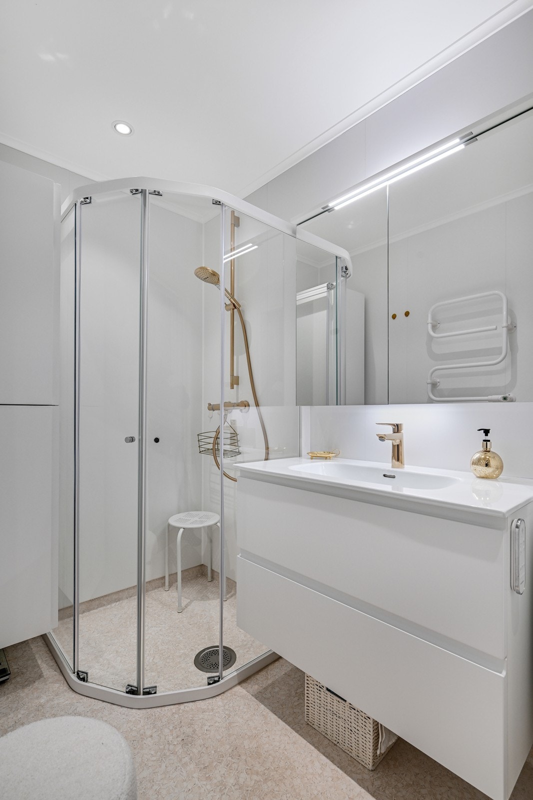 Lyst og pent bad med dusj. Galleribilde