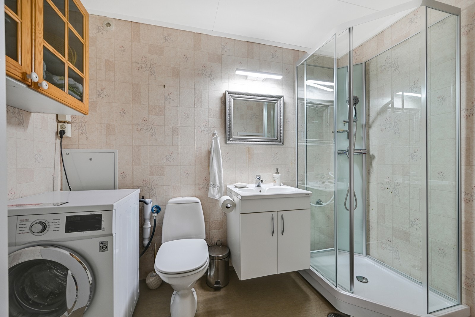 Bad/wc nr 2, med dusjkabinett og opplegg for vaskemaskin. Galleribilde