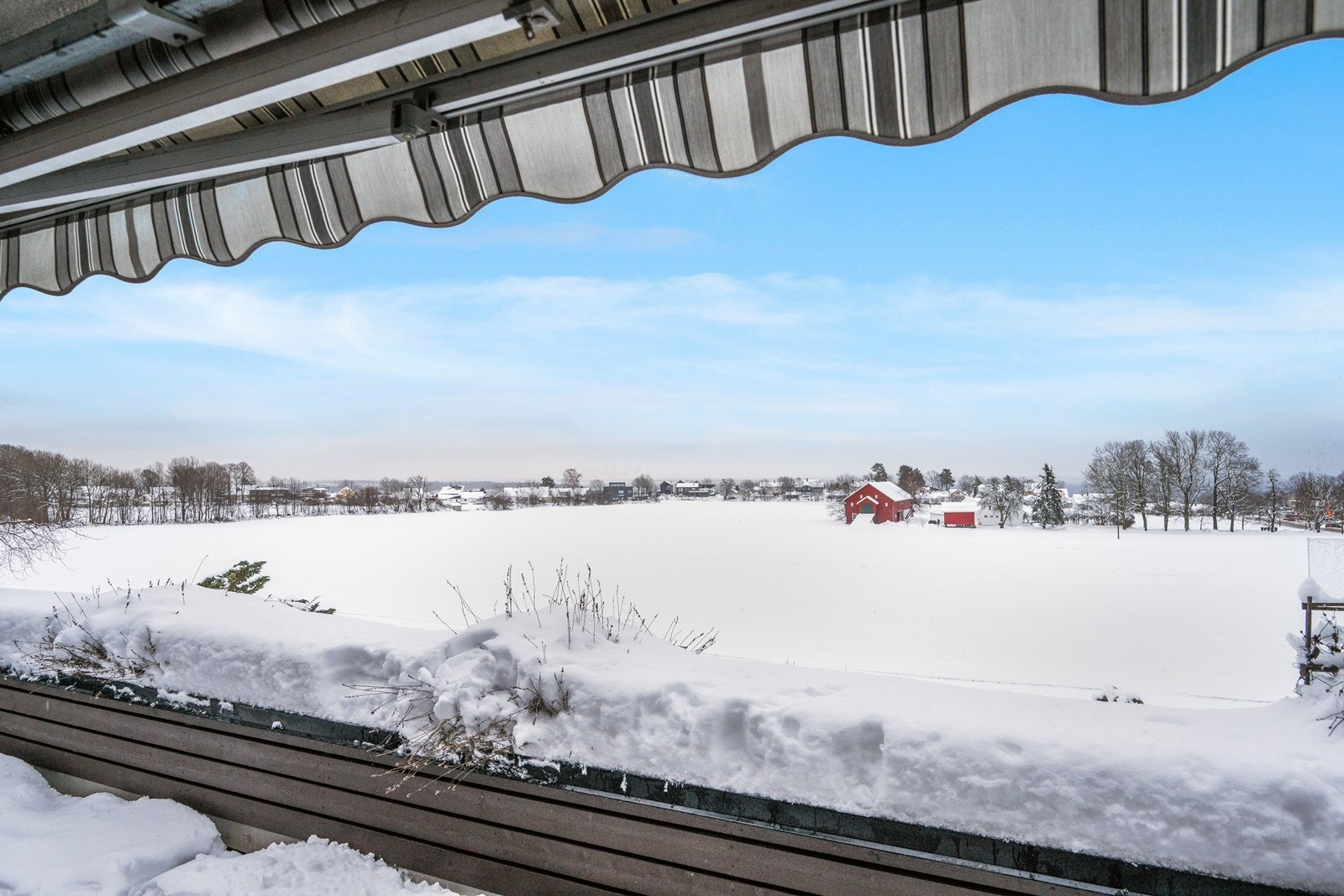 Østvendt terrasse med utsyn over dyrket mark og til fjorden. Galleribilde