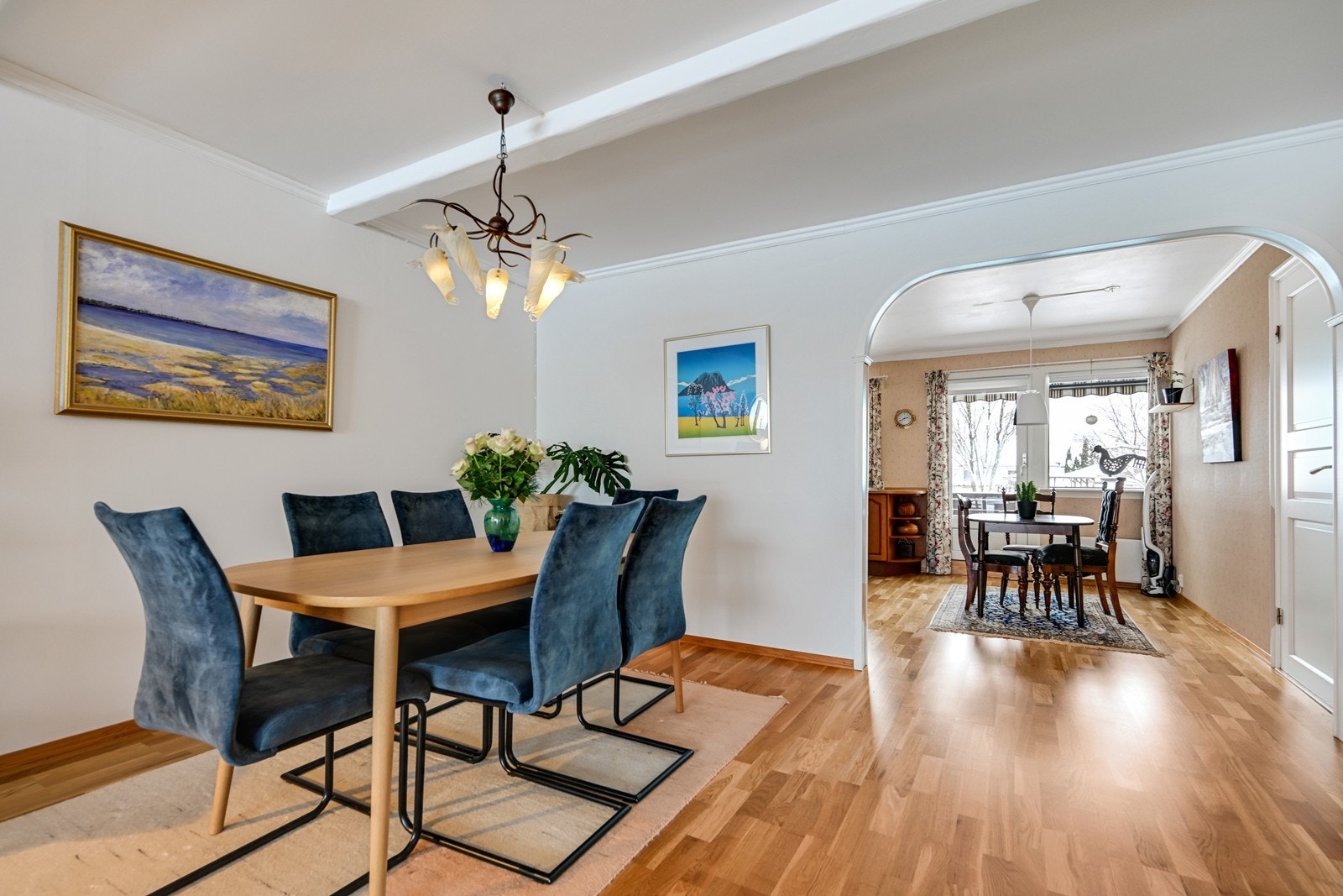 Spisestue med kjøkken i bakgrunnen. Galleribilde