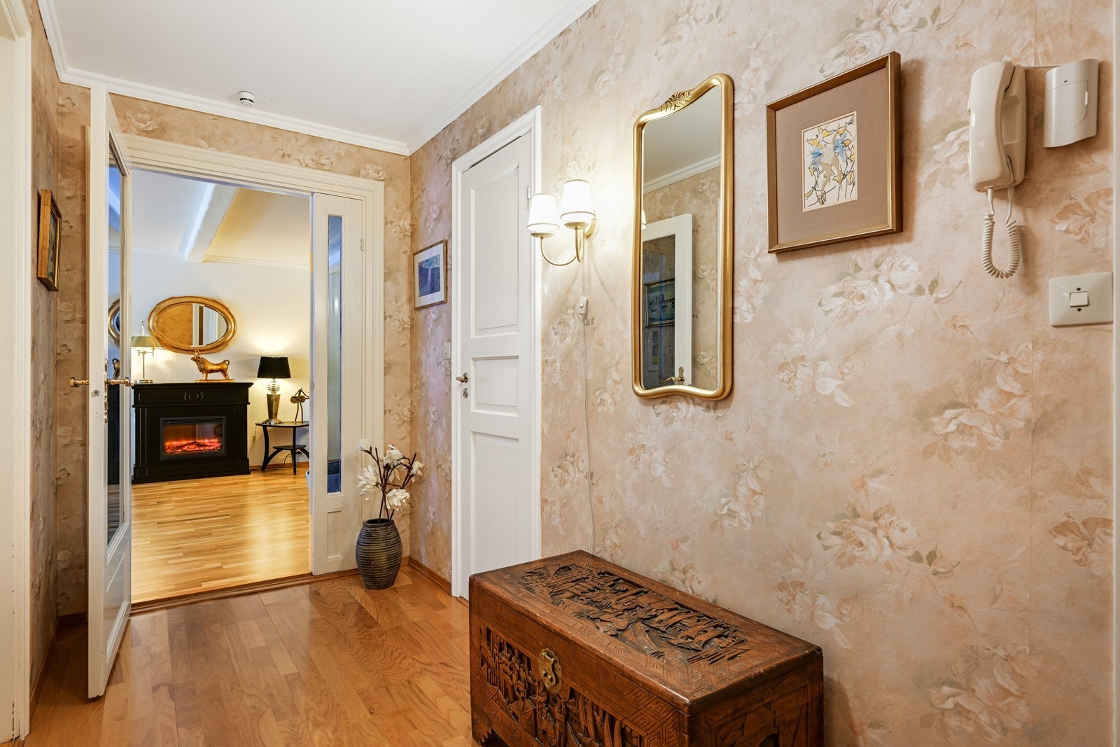 Entré med soverom 2 til venstre, bad nr 2 til høyre, og stue rett frem. Galleribilde