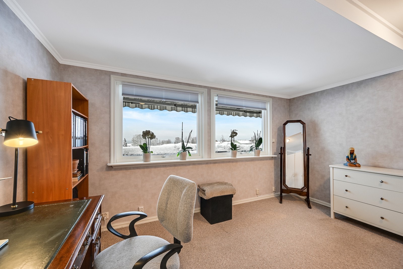 Soverom nr. 2 med vinduer mot øst. Galleribilde