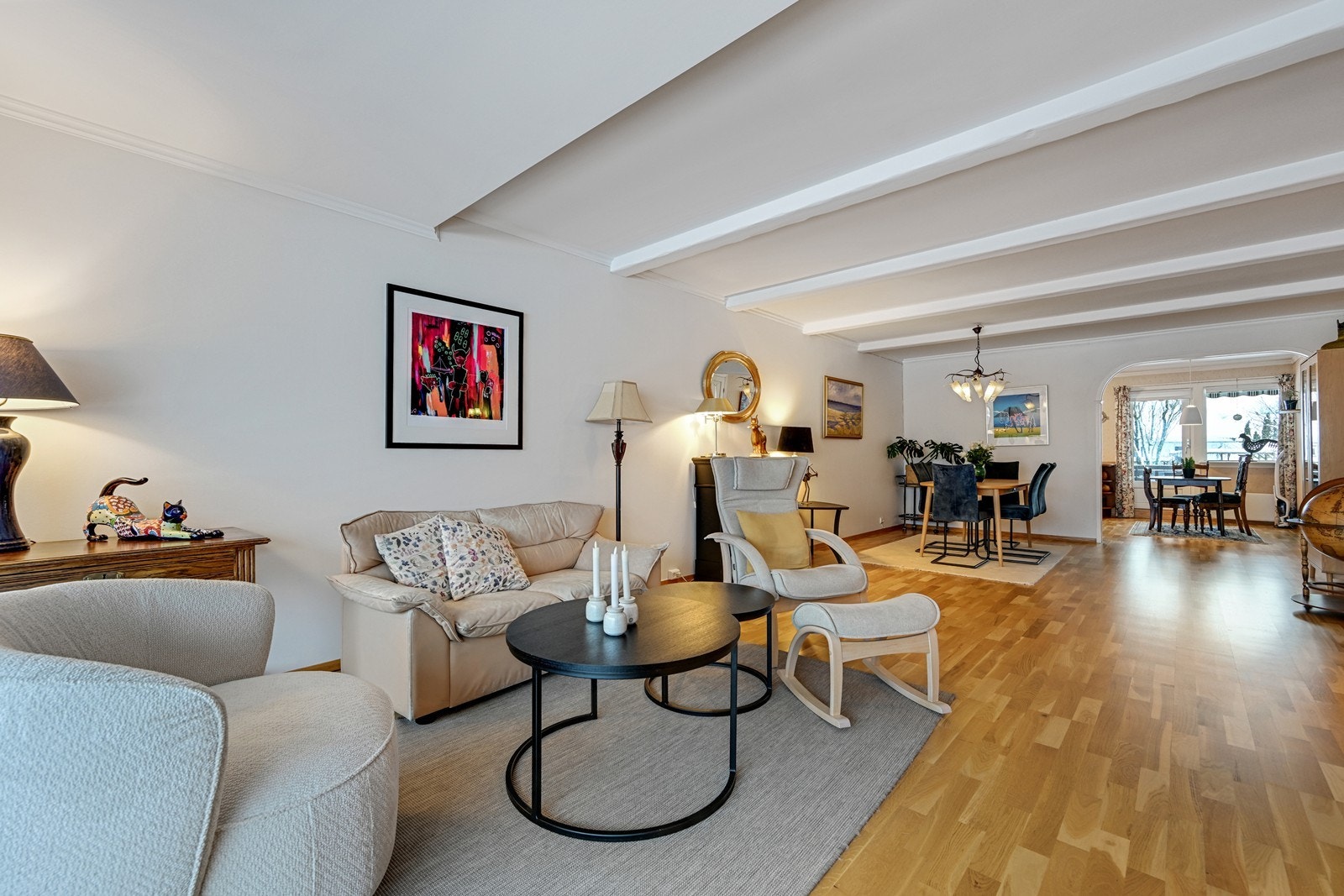 Stue og spisestue i lyse farger. Galleribilde