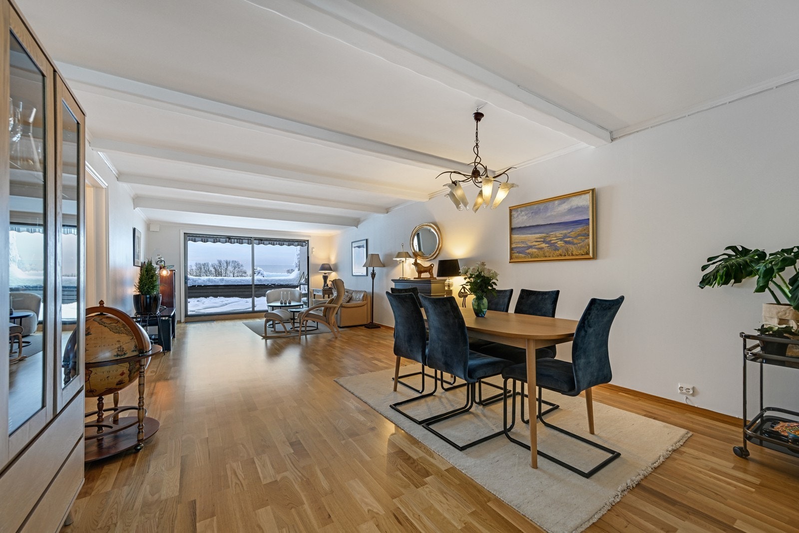 Spisestue og stue med rikelig lys inn fra store vindusflater. Galleribilde