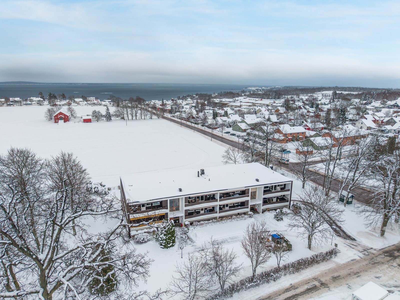 Dronefoto over bygget og nærområdet ned til fjorden. Galleribilde