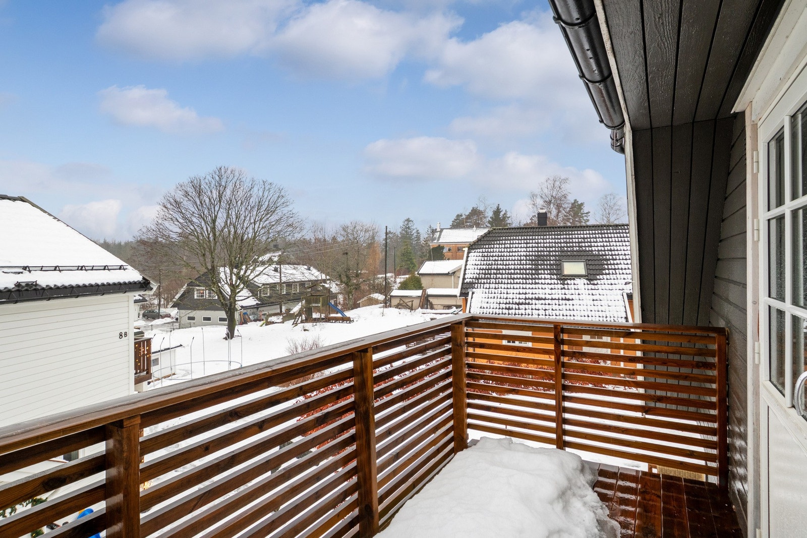 Fra stuen er det utgang til en terrasse på ca. 6 m², som gir en fin forlengelse av oppholdsrommet i sommerhalvåret. Galleribilde