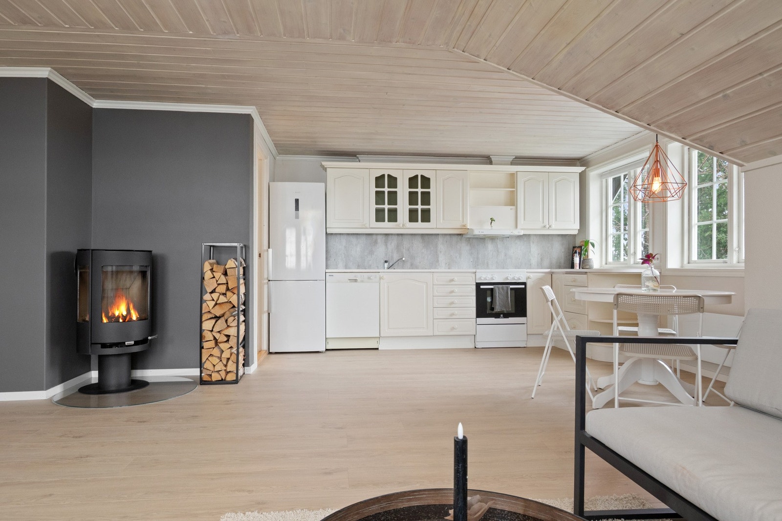 Boligen byr på en praktisk planløsning med stue og kjøkken i åpen løsning. Galleribilde