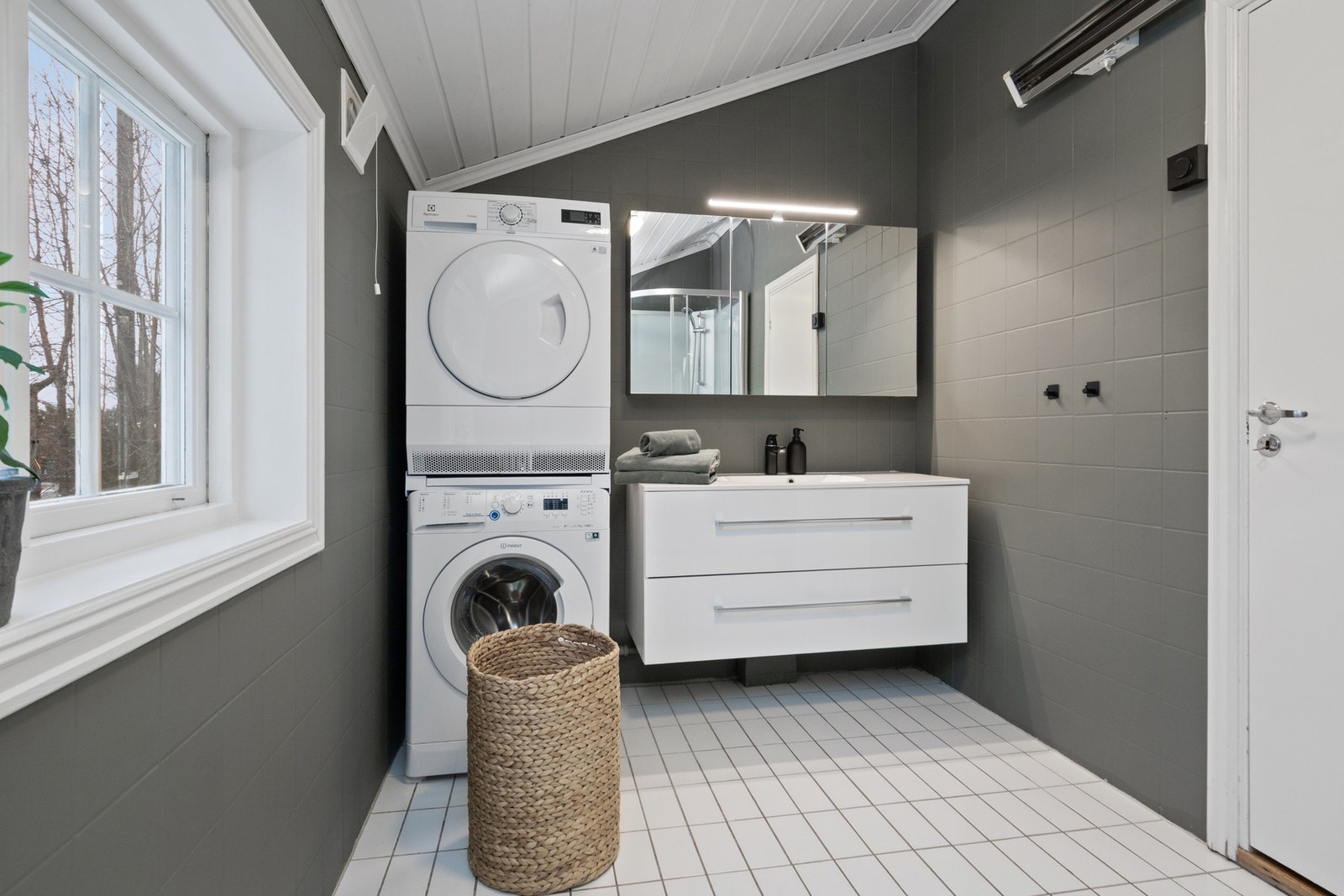 Badet ligger i 2. etasje og er kombinert med vaskerom. Galleribilde