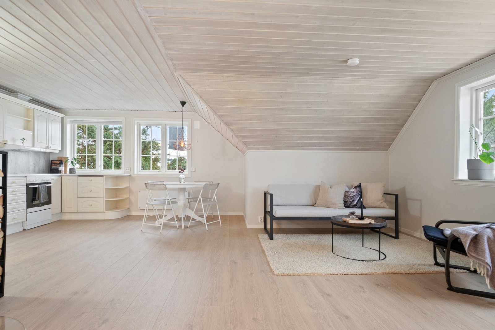 Stue og kjøkken er samlet i en åpen og sosial løsning som gir gode møbleringsmuligheter og et lyst oppholdsrom Galleribilde