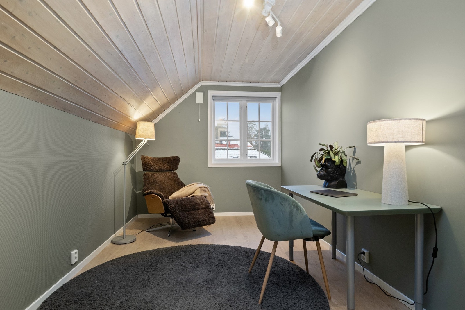 Rommene har laminatgulv og malte overflater, og fremstår som funksjonelle og lett møblerbare. Galleribilde