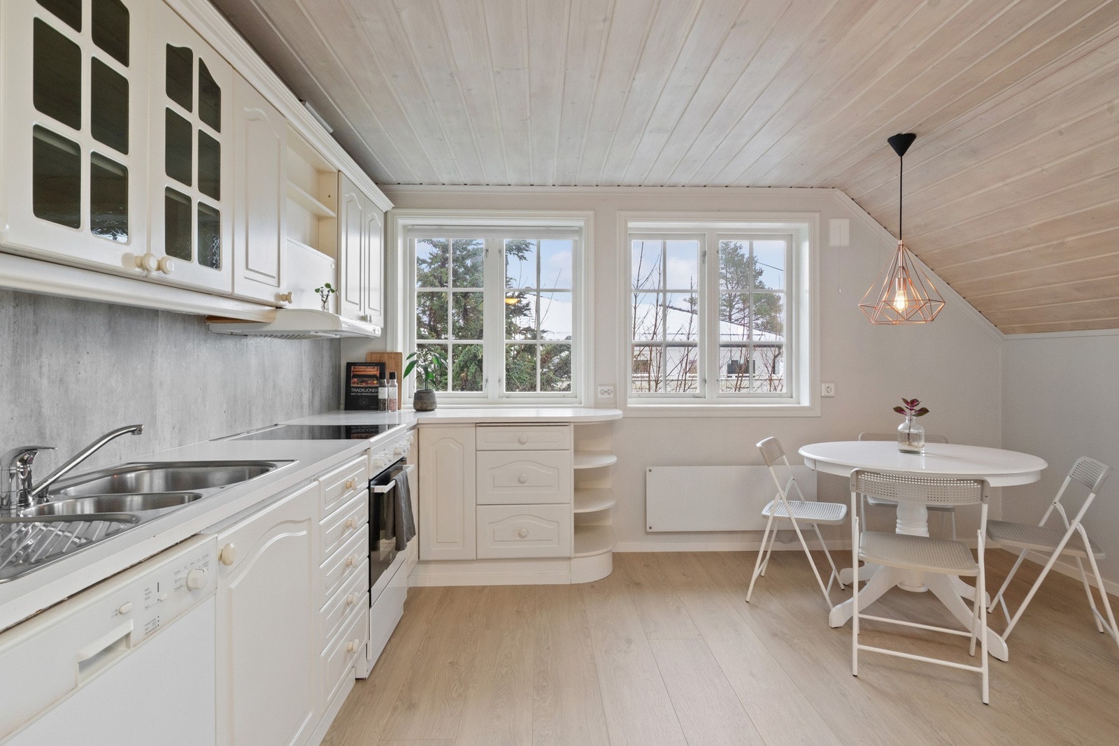 Kjøkkenet er innredet med profilerte fronter og har hvitevarer som kjøleskap/frys, oppvaskmaskin og komfyr, samt laminat benkeplate. Galleribilde