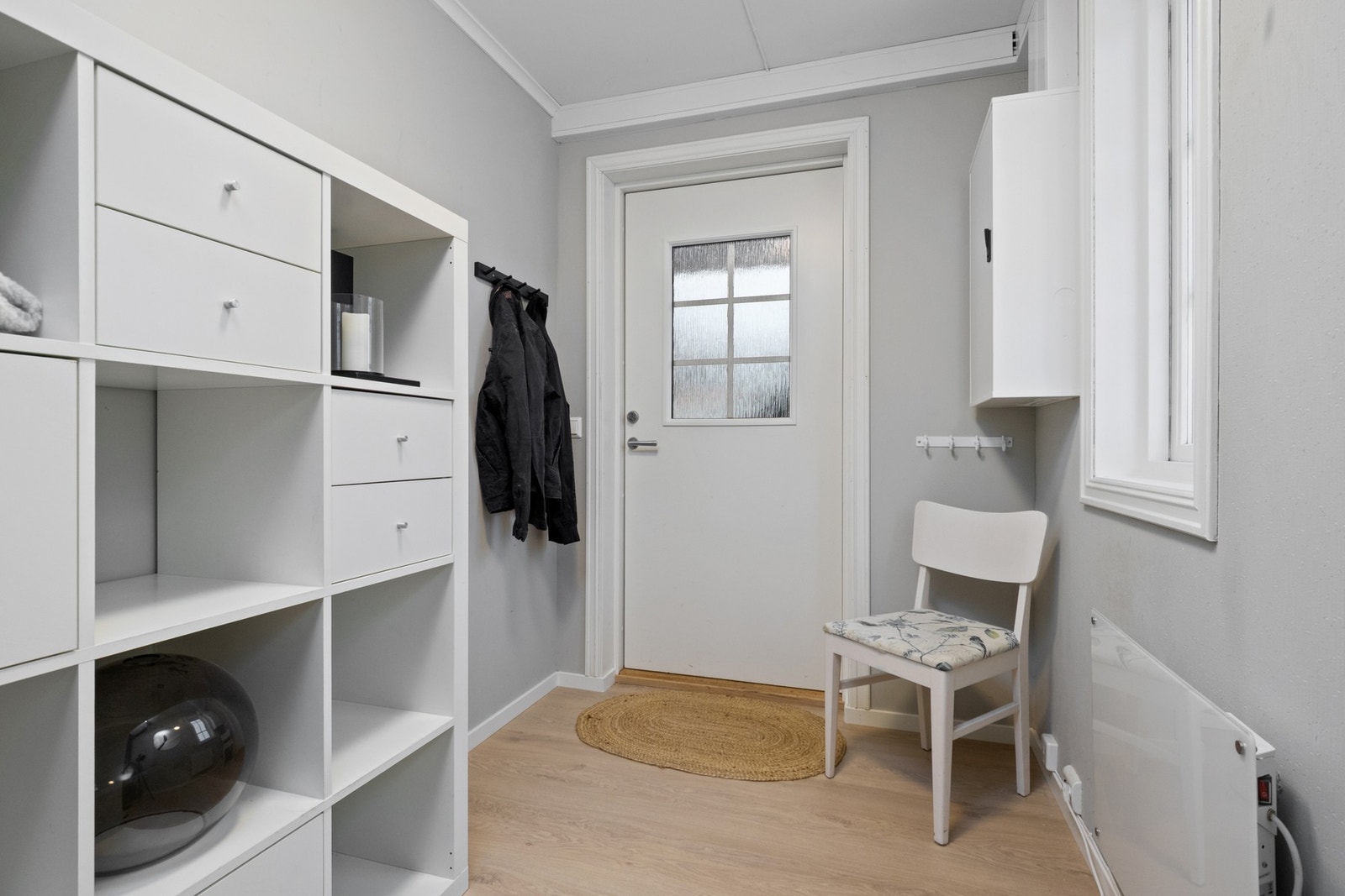 Boligen har vindfang i 1. etasje med trapp opp til leiligheten. Galleribilde