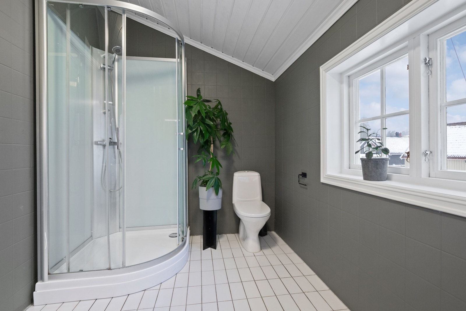 Rommet er utstyrt med dusjkabinett, servant, toalett og opplegg for vaskemaskin. Galleribilde