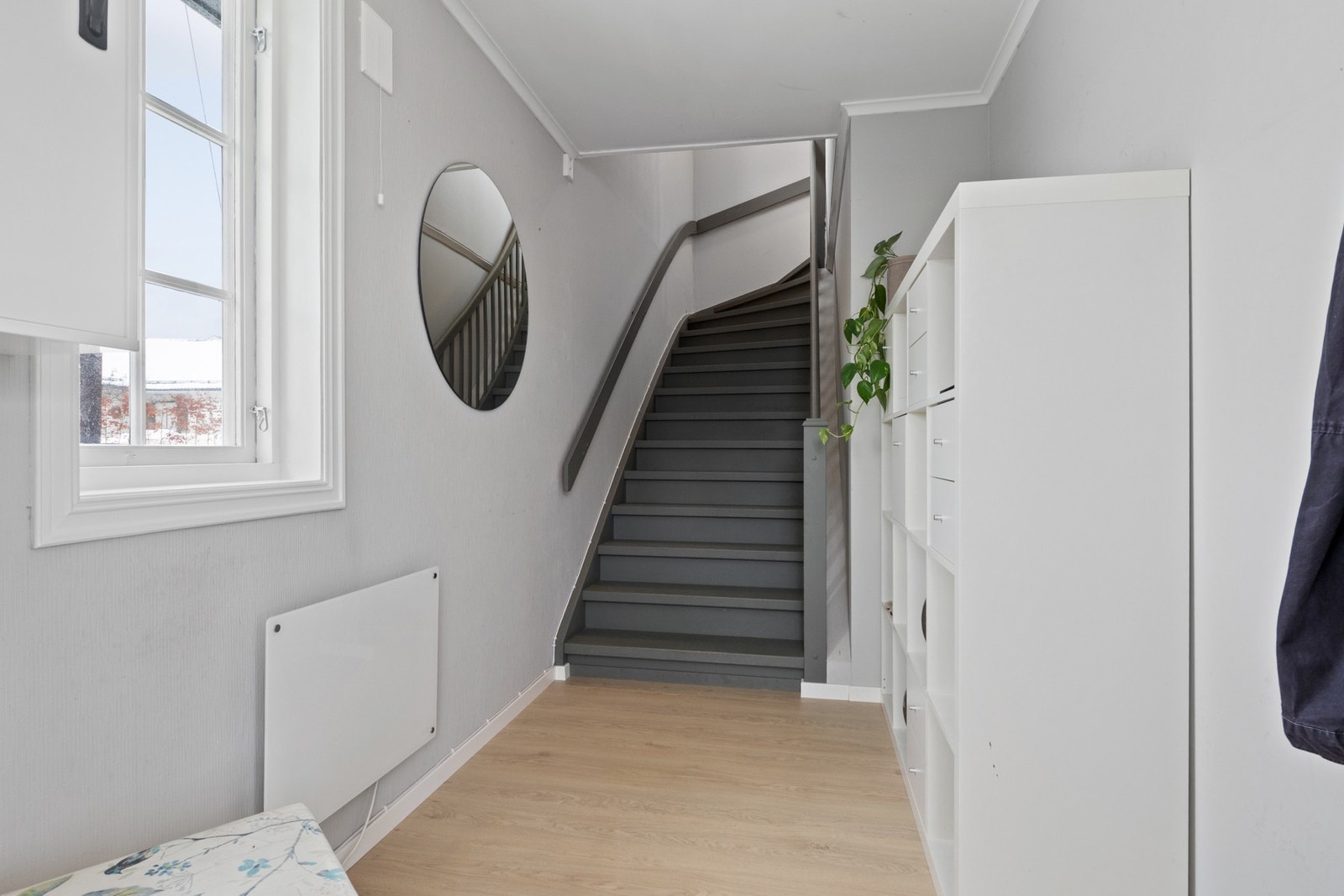 Innvendig trapp er i malt tre, og gangen i 2. etasje knytter rommene naturlig sammen. Galleribilde