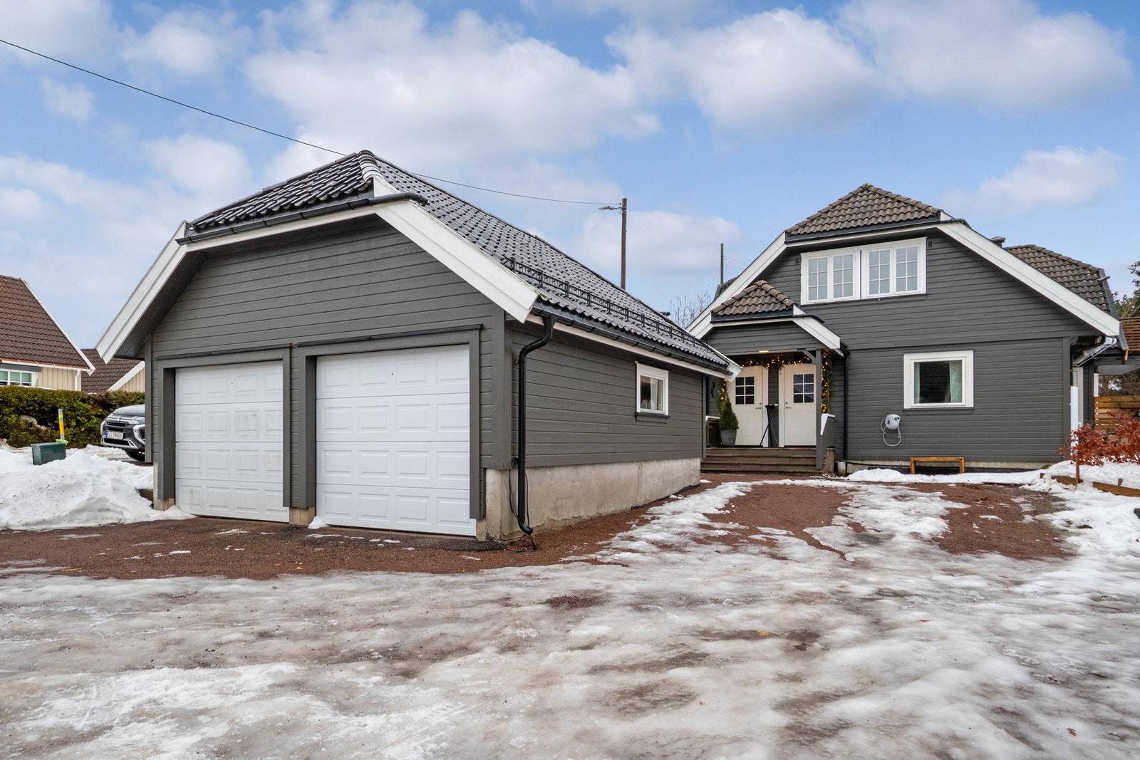 Parkering på egen tomt og i halvpart av dobbelgarasje. Galleribilde