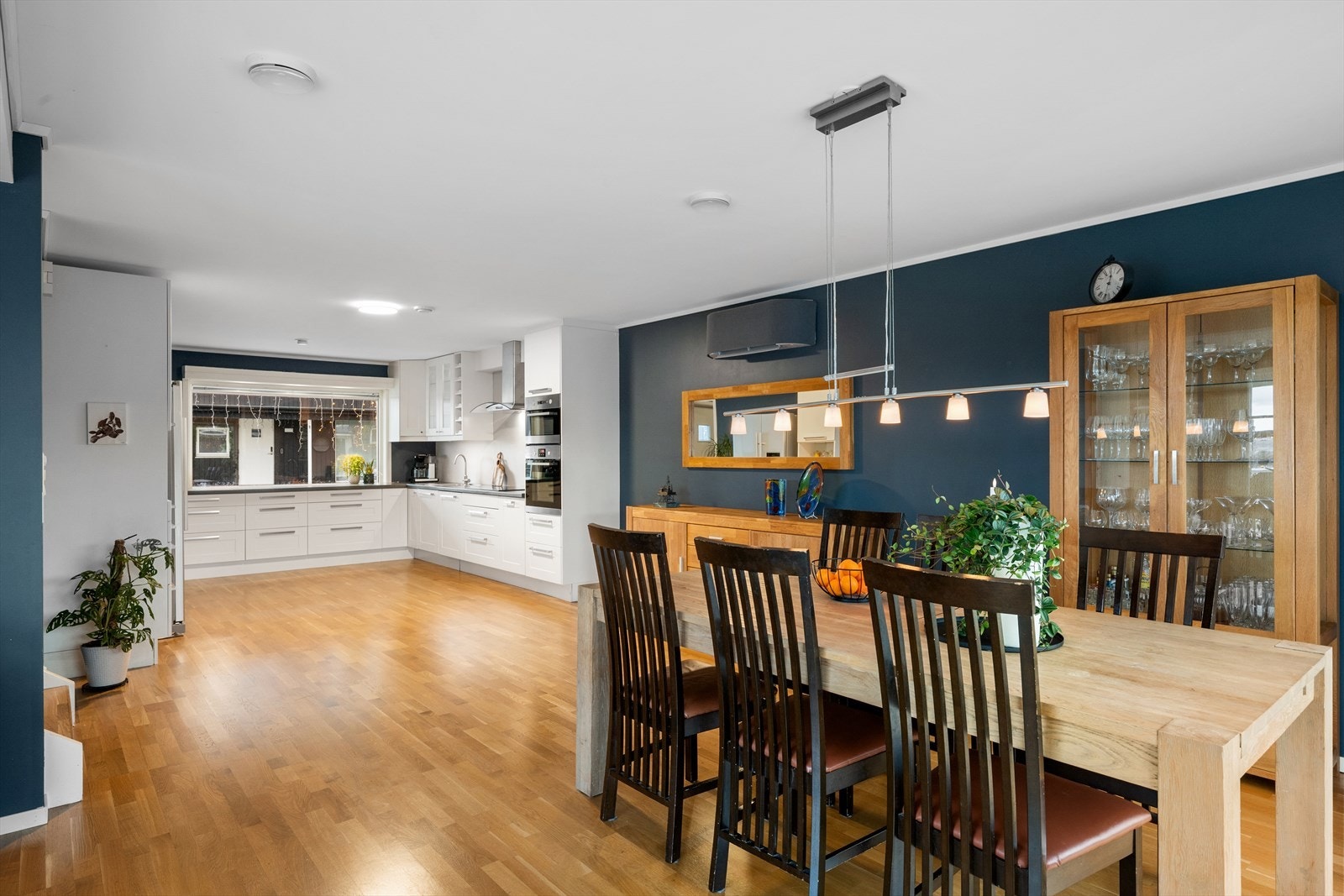 Kjøkken med spiseplass Galleribilde