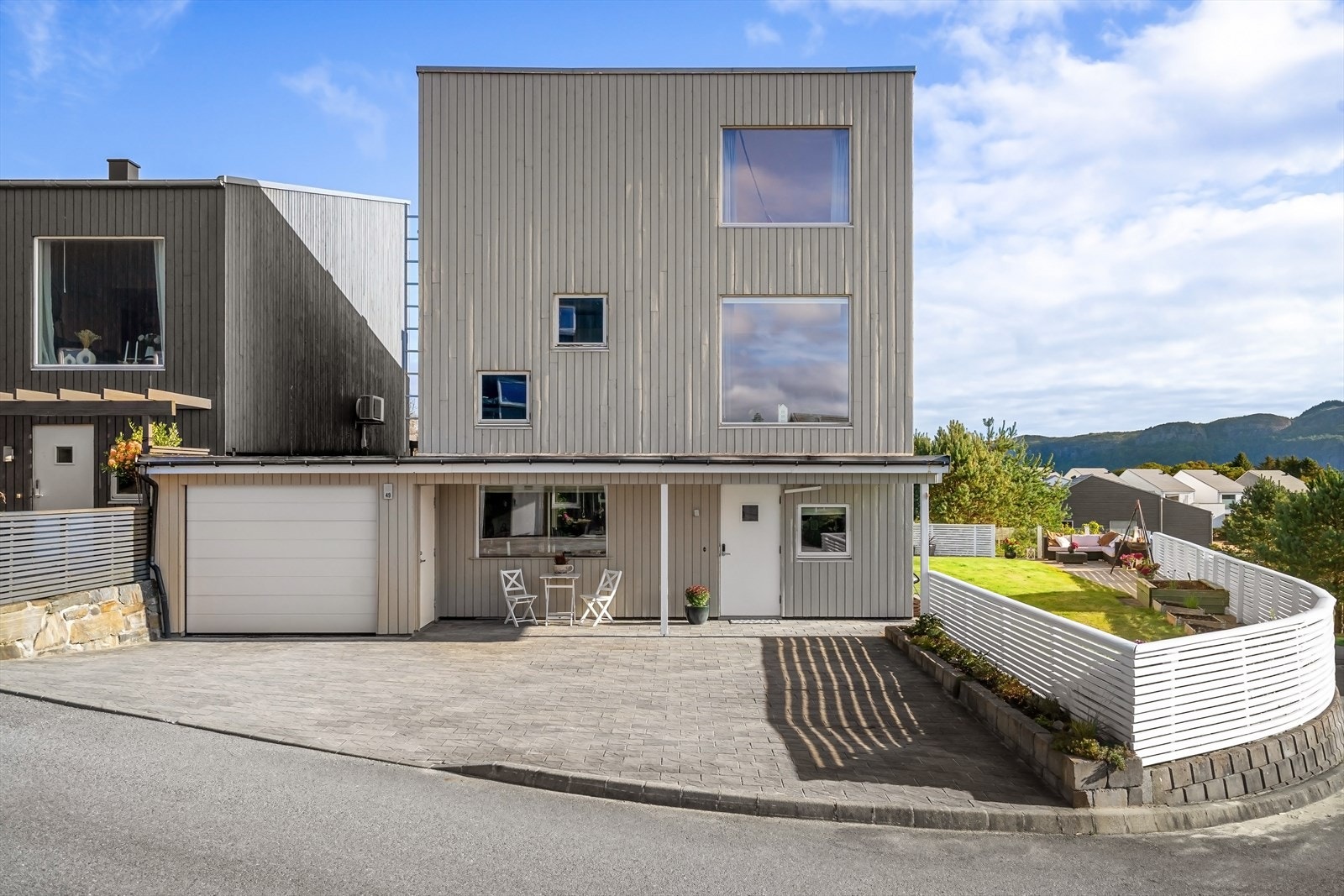 Det er gode solforhold.
Lettstelt hage med flere uteområder med plen og terrasse. Parkering i gårdsrom i tillegg til garasje. Galleribilde