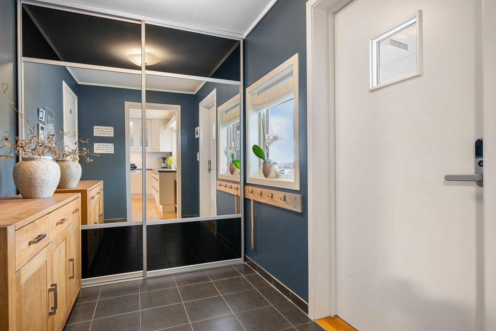 Gang med garderobe Galleribilde