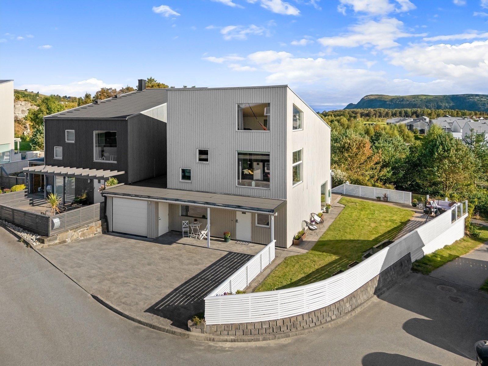 Moderne bolig -flott sjø utsikt fra loftstuen. Nydelig hage. Meget fin beliggenhet like ved sjøen. Felles brygge og badeplass. Fotograf Stian Dirdal. Galleribilde