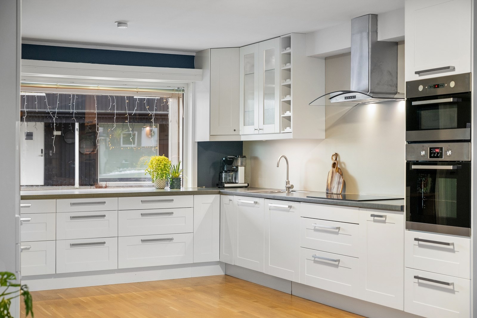 Det er åpen løsning fra kjøkken og stue som skaper en meget luftig romløsning Galleribilde