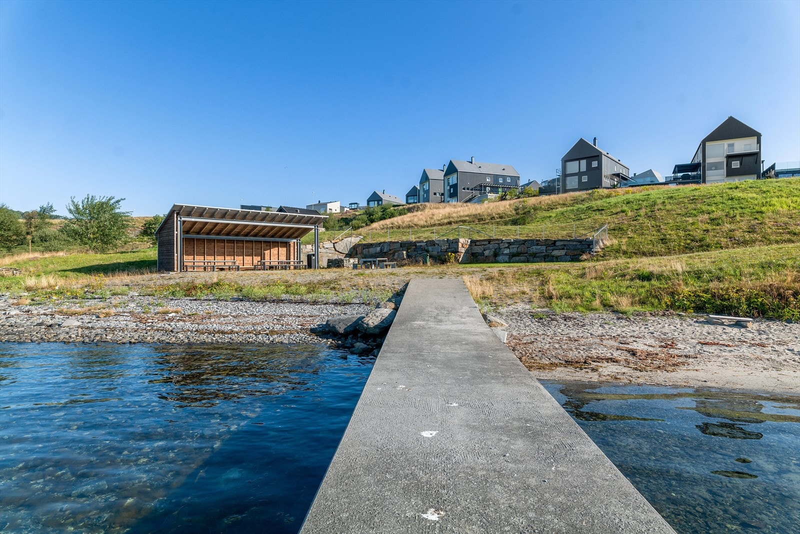 Felles området ved sjøen. ca 5 min å gå fra boligen. Galleribilde