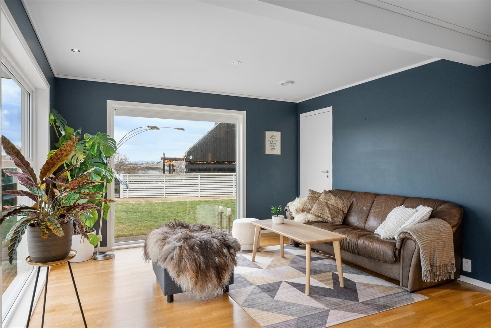 Stue med store vindusflater Galleribilde