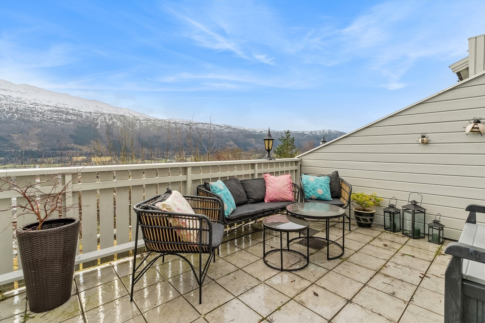 Med god plass til variert utemøblement kan det nytast fine sommardagar på den usjenerte terrassen. Galleribilde