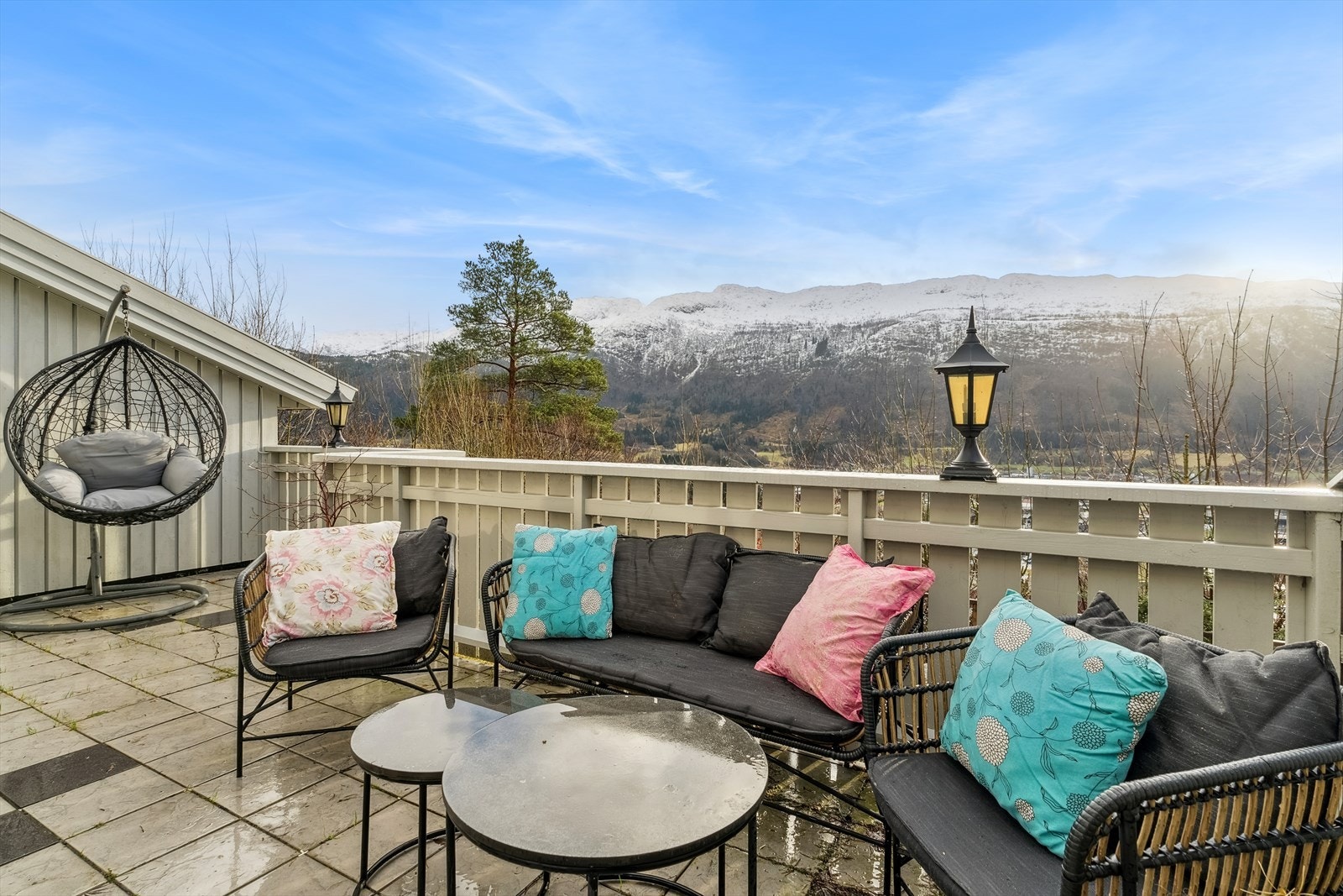 Terrassen er av god størrelse og har utebod i tilknytning - perfekt for å lagre utemøblar. Galleribilde