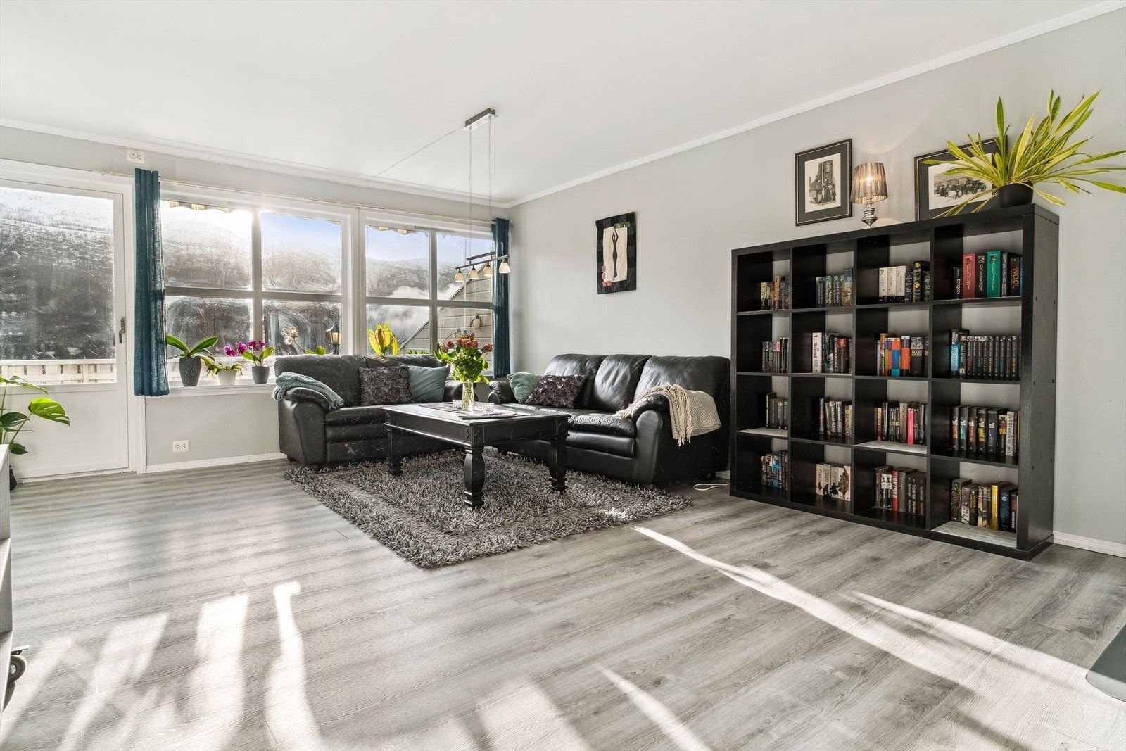 Stova er lys og opa med mange og store vindauger som sikrar mykje naturleg lys og gjev fint utsyn. Galleribilde