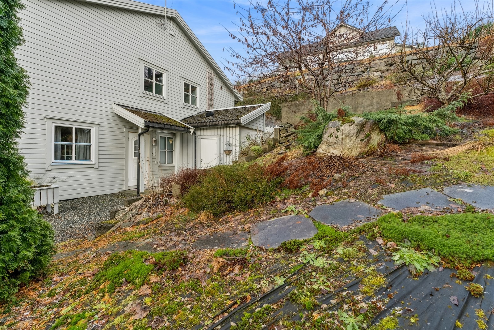 Eit hyggjeleg og overbygd inngangsparti med sportsbod i direkte tilknytning. Galleribilde