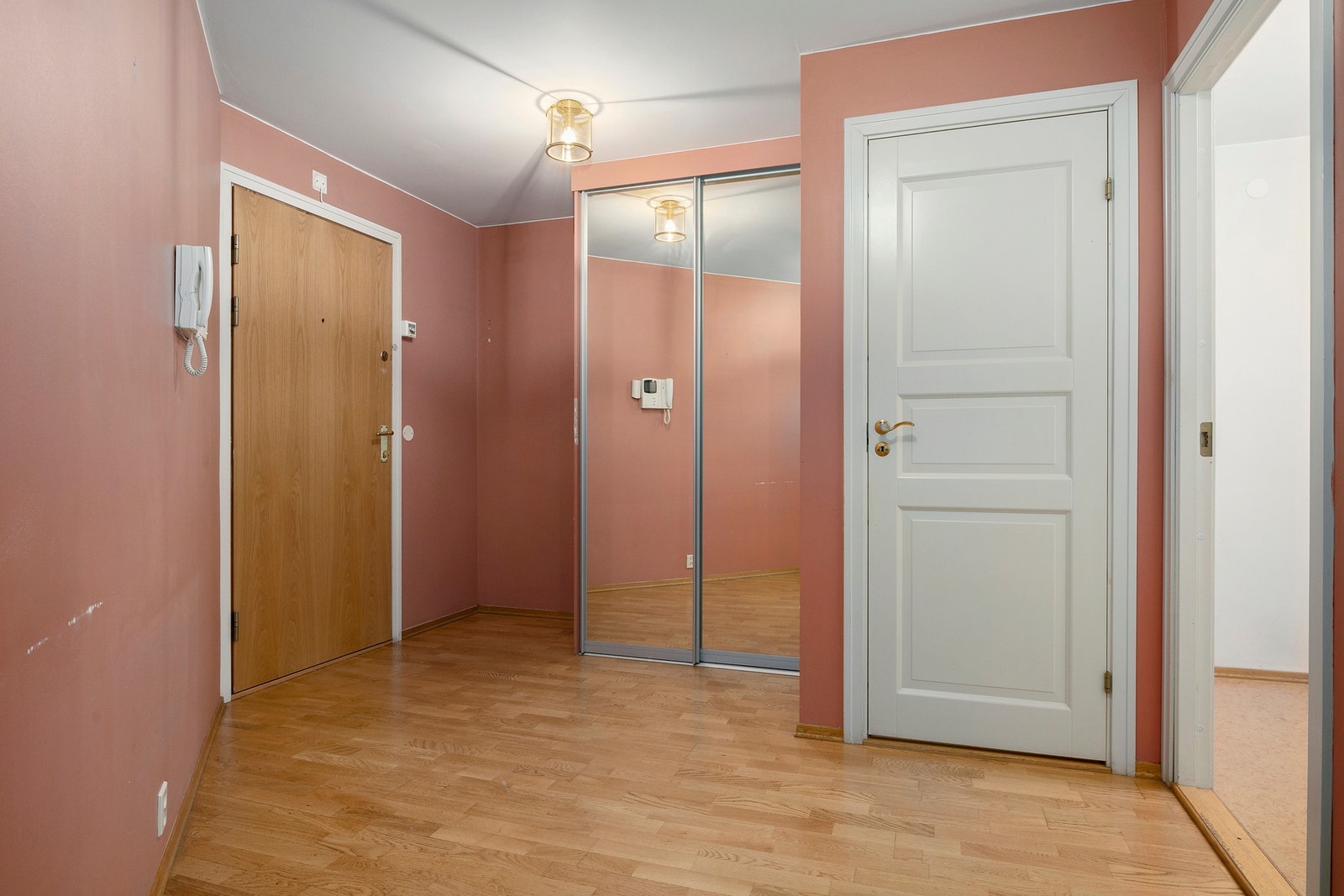 Entré og inngang til innvendig bod på ca. 8 kvm. Galleribilde