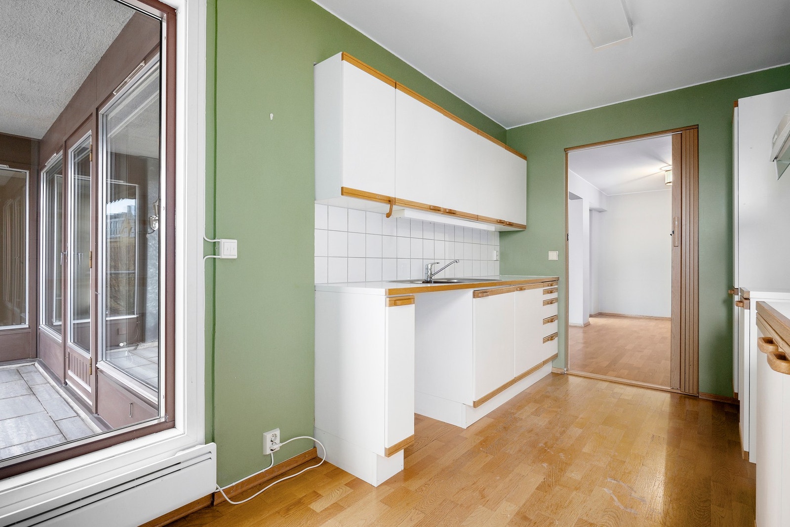 Kjøkken. Balkong på venstre hånd. Galleribilde