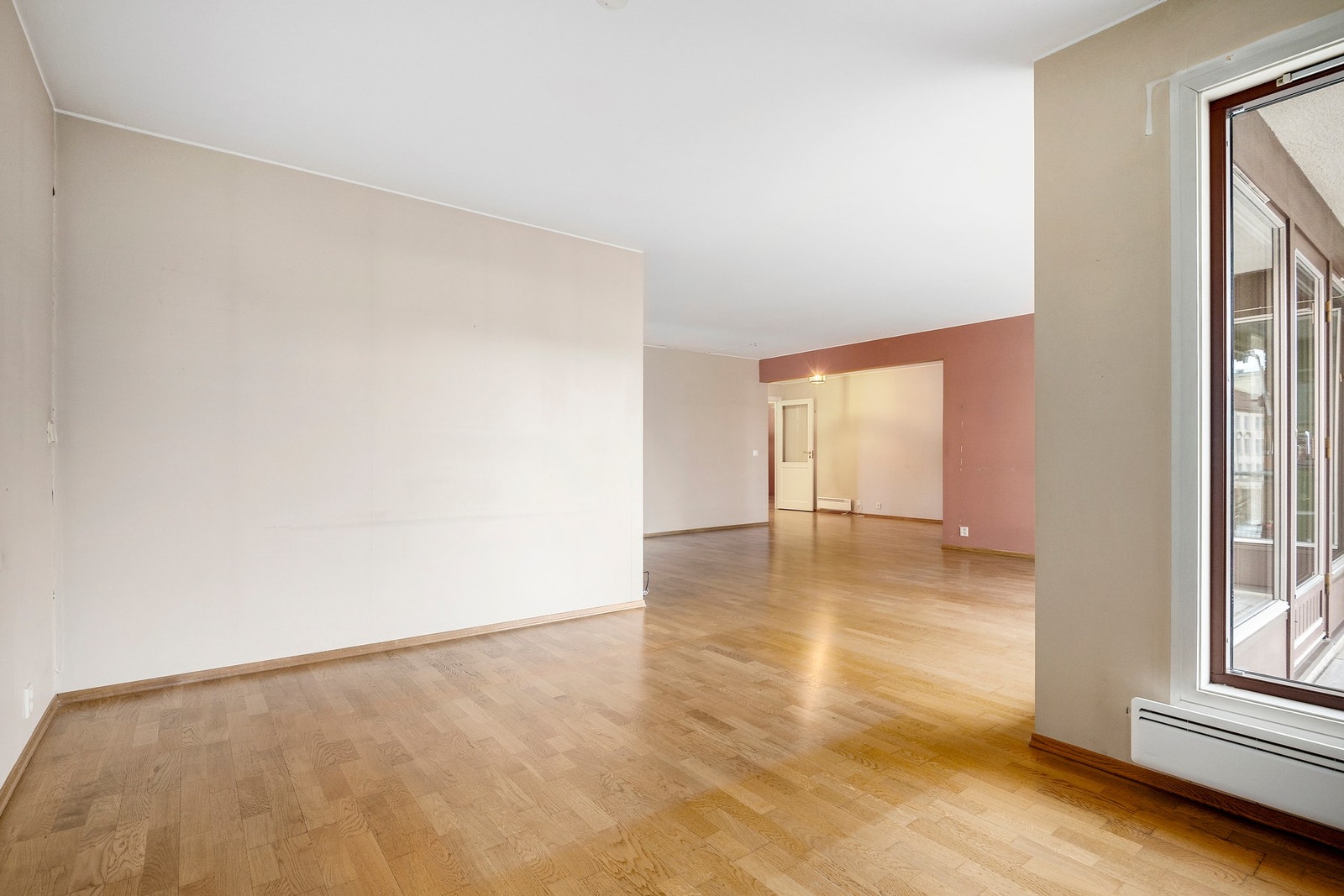 Fra hjørnet av stue ved balkong og ut mot entré. Galleribilde