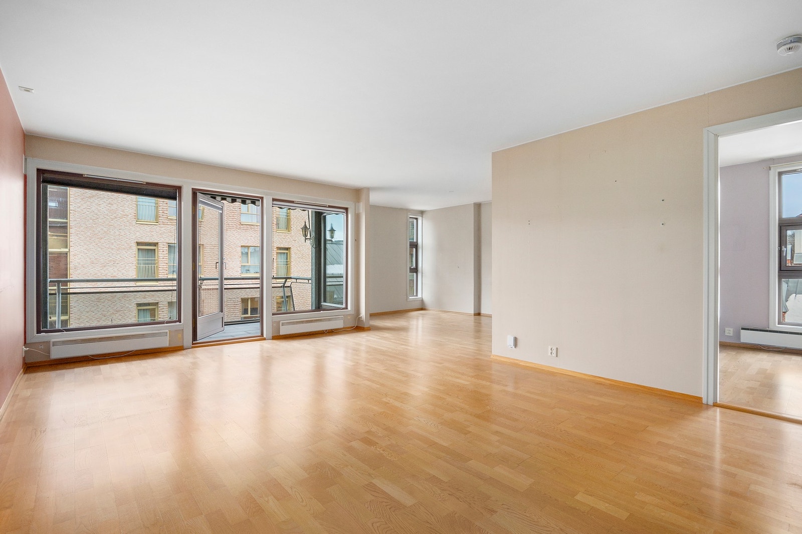 Stor og åpen stue med store glassflater. Galleribilde