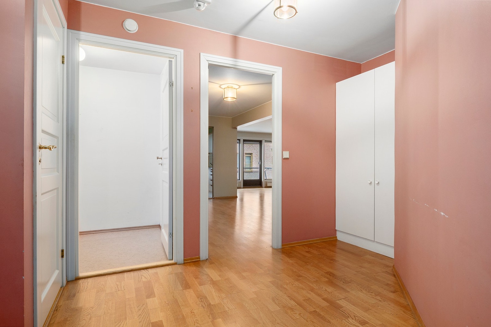 Stor plass til garderobeplass i entréen. Galleribilde