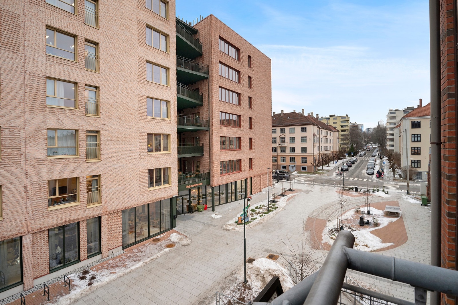 Hyggelig gågate foran inngangspartiet og leiligheten. Galleribilde