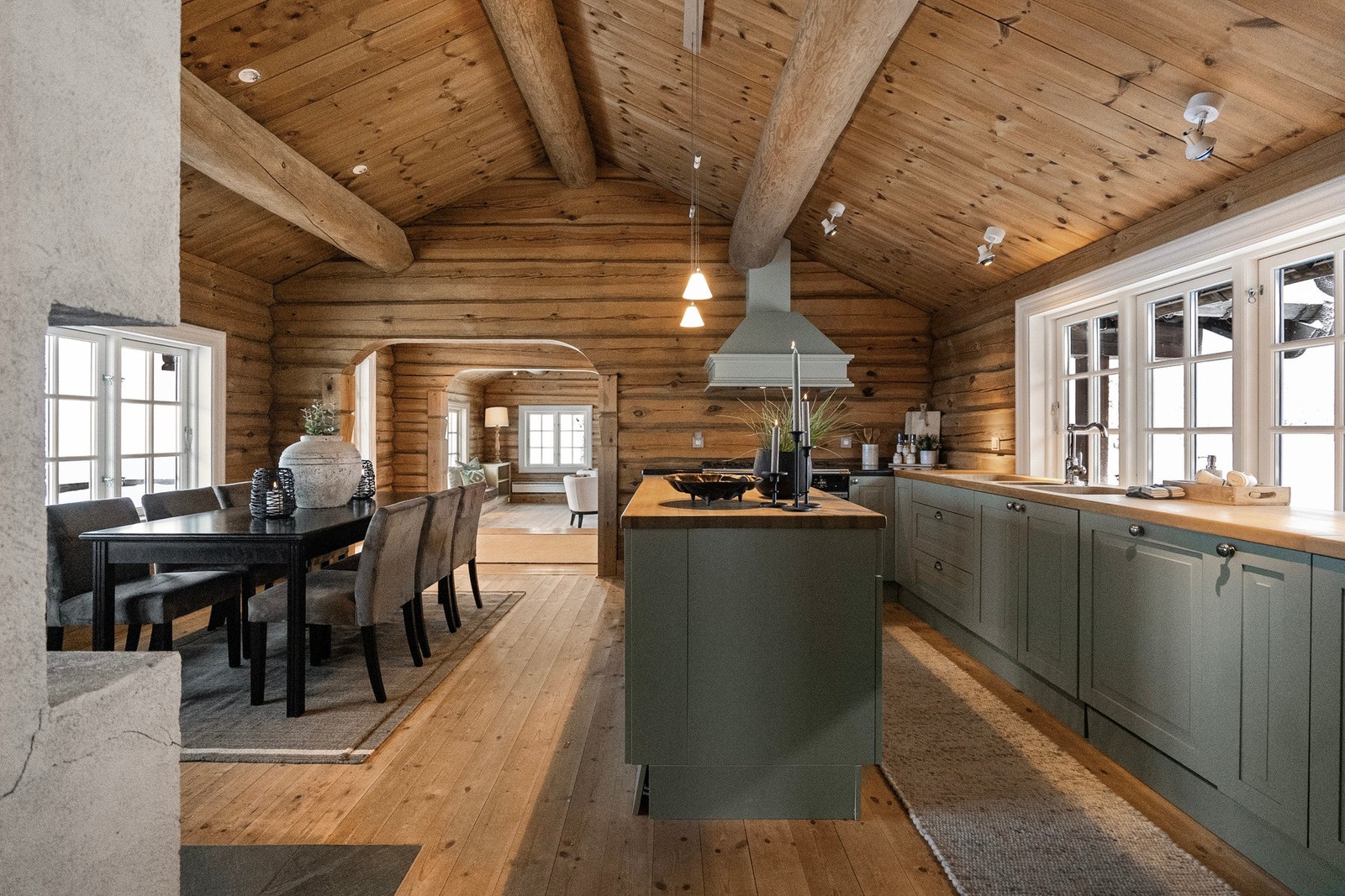 Kjøkkenet har rikelig med skap- og benkeplass, samt en stor og praktisk kjøkkenøy. Kjøkkenet er utstyrt med fryseskap, integrert oppvaskmaskin, elektrisk avtrekksvifte og en solid kvalitetskomfyr fra Lacanche med gasstopp. Galleribilde