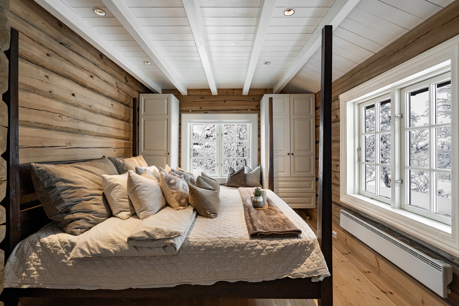 Hytta har fire gode og romslige soverom, i tillegg til TV-stuen som også kan benyttes som gjesterom. Alle soverommene har plass til både seng og praktiske skapløsninger. Galleribilde