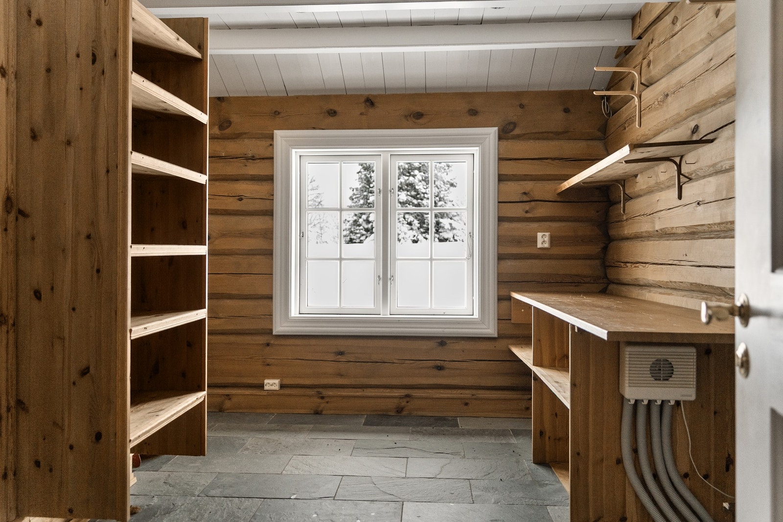 Praktisk vaskerom/bod med opplegg for vaskemaskin og tørketrommel. Galleribilde