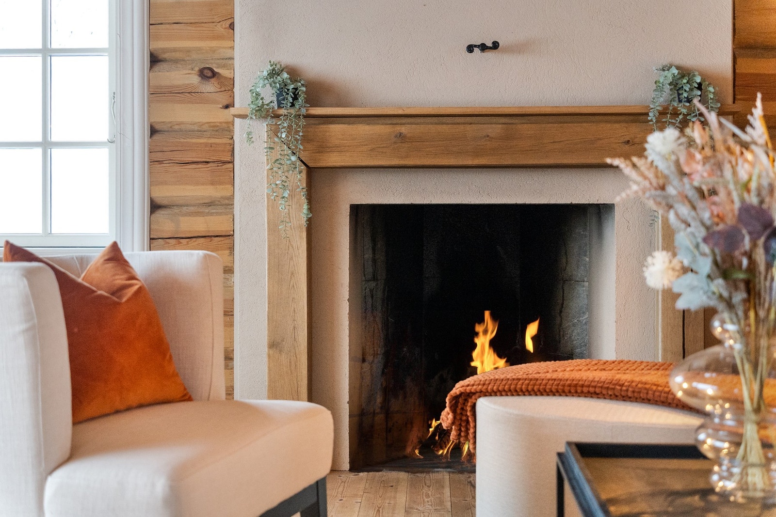 Den åpne peisen er et naturlig blikkfang og bidrar til både varme og stemning på kjølige vinterdager. Galleribilde